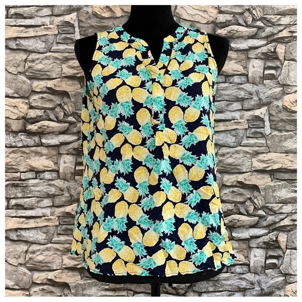 #25 Women’s Crown & Ivy Pineapple Split Neck Sleeveless Top Shirt Blouse Medium